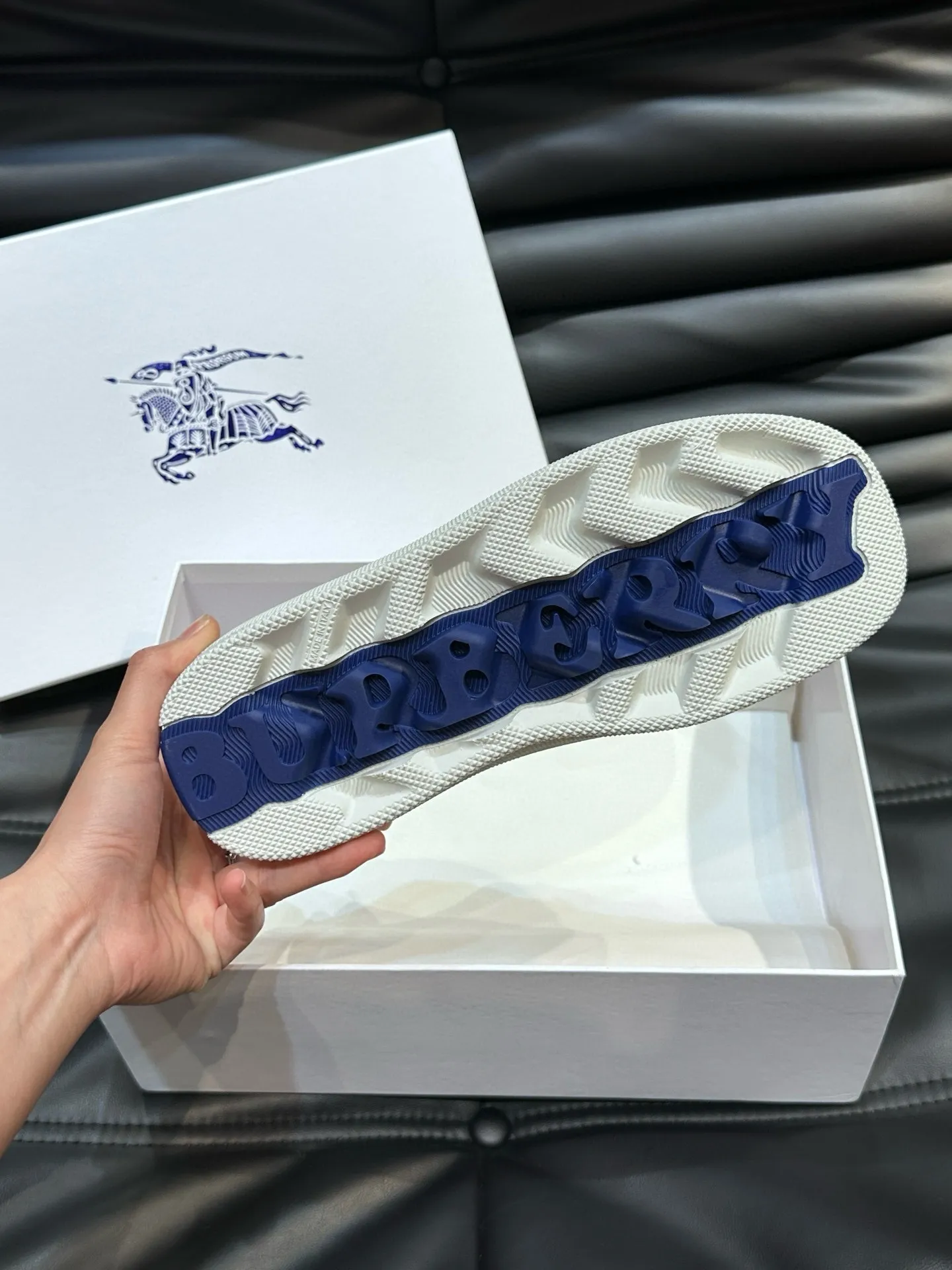 Factory price: 500💰Burberry Box series👫Thick-soled casual sports shoes for couples, cool sneakers and bread shoes, purchased and developed from the original version, the top version of the Box series sports shoes, made of original plaid/knitted fabric, embellished with embossed Equestrian Knight logo (EKD). Made of mesh lining, the laces are decorated with metal coils, the rubber sole is decorated with the Burberry letter logo, and the original molded 3.5CM two-color T men's shoe 💰U outsole! Code number: 35-45 (35-45 customized)